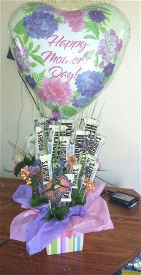 A lovely gift for a mom who means the world to you. Mothers Day Candy Bouquet Ideas - DIY Sweetheart