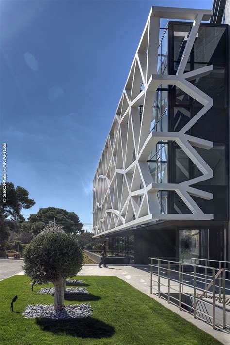 The doors and trim are made of red metal. Gallery of EIGHT Office Complex / PEOPLE - 3