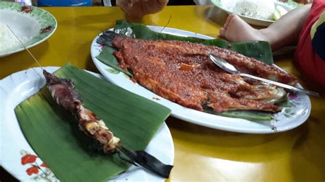 Ya, menu ikan bakar merupakan salah satu menu yang dalam pengolahannya termasuk mudah dan praktis. Medan Ikan Bakar Serkam, Melaka