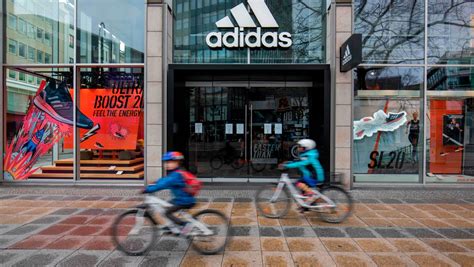Adidas: Sportartikelhersteller stoppt Aktienrückkauf und meldet