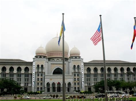 Nasib malang ini dialami mirna yang saat itu baru duduk dibangku. Aneka Bangunan Bergaya Futuristik di Putrajaya, Malaysia