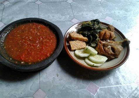 Mau tau bagaimana cara membuat sambel lalapan yang enak dan tentu saja pedas? Resep Ayam goreng lalapan + sambal terasi👍👍 oleh Dewi ...