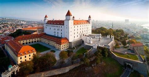 Un stat slav, cunoscut sub numele de principatul nitra, a apărut în secolul al datorită expansiunii imperiului otoman pe teritoriul ungariei, bratislava a fost desemnată noua capitală a ungariei în 1536, puțin înainte ca vechea. Şase atracţii turistice din capitala Slovaciei - Viaţa ...