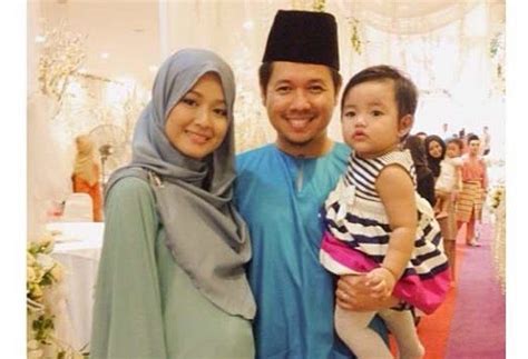 Inilah yang dinamakan cinta itu buta. Ally Iskandar Farah Lee Dan Anak Mereka Mariam Isabel ...