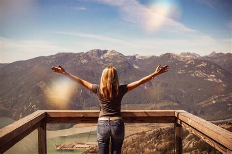 Mujer Mirando A Las Montañas Levantando Sus Manos · Fotos De Stock Gratuitas