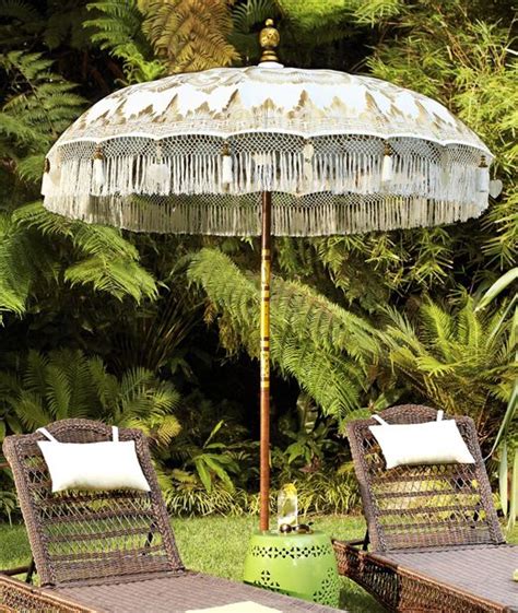 Against balinese gardens, specific themes are used to decorate the golf links. Adorn your patio with a spectacularly ornamented Balinese ...