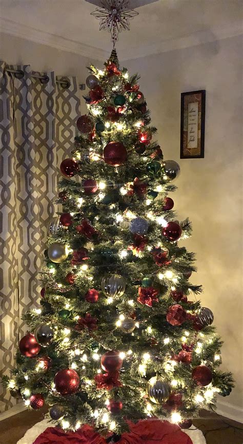 20 Traditionally Decorated Christmas Trees Decoomo