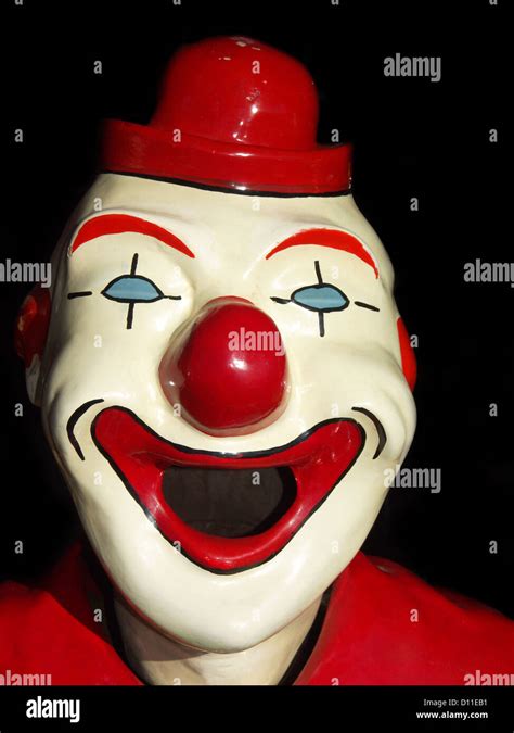 Weißes Gesicht Sideshow Clowns Mit Roter Nase Mund Und Hut Vor Einem