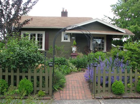 Pin By Marie Spiessert On Skidmore Bungalow Exterior Small House