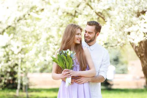 年轻情侣在公园里开心的笑着图片 年轻可爱的夫妇在春天公园里甜蜜的笑着素材 高清图片 摄影照片 寻图免费打包下载