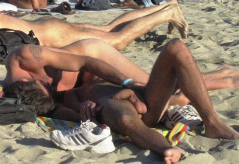 FREE Nude Beach Men Sunbathing QPORNX