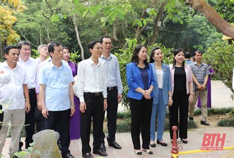 Đây là lần đầu tiên việt nam đón một vị phó tổng thống hoa kỳ sang thăm chính thức. Phó Chủ tịch nước Võ Thị Ánh Xuân thăm Khu di tích Lam ...