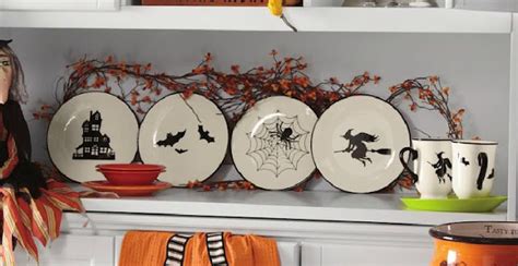 Decorated Chaos DIY Halloween Plates