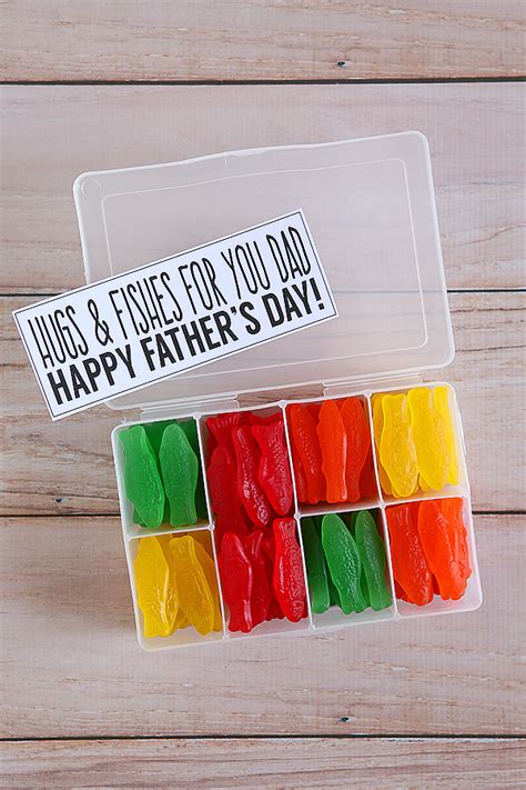 Unique keepsake crafts and personalized homemade gifts for dad from kids make great homemade gifts for father's day, christmas, or his birthday. Father's Day Gift Ideas - The Craft Patch
