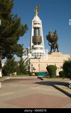 Arco De La Neutralidad Y El Monumento Conmemorativo Del Terremoto De