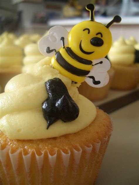 This Is So Cute And It Looks Delicious Bee Cupcakes Cake Walk Felicia Cookie Decorating