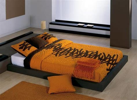 Graduado en física y filosofía en la universidad. Cama en el piso estilo oriental | Cama en el piso ...