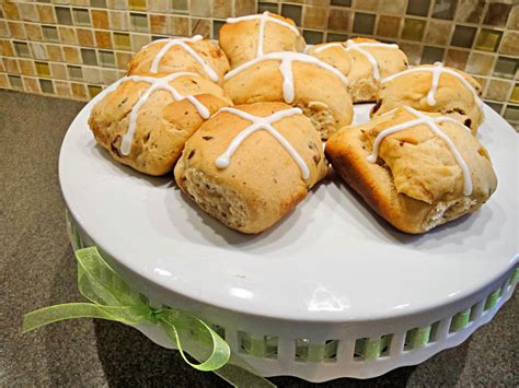 How long do hot cross buns keep? Homemade hot cross buns | The Hyper House