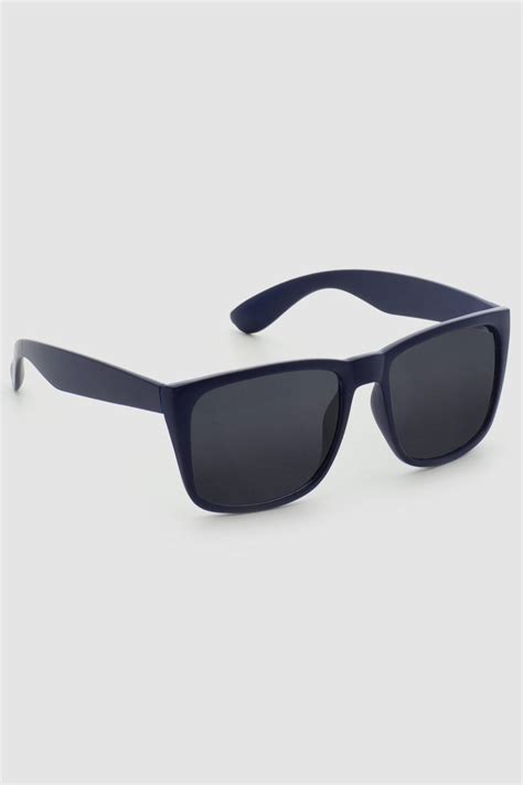 Unas gafas de sol (o lentes oscuros) son unas gafas a menudo coloreadas u oscurecidas para proteger a los ojos de la luz directa y molesta. GAFAS DE SOL AZUL | Núñez de Arenas | Moda Hombre