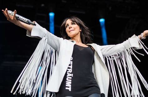 Diese fielen, nachdem teile des publikums ihrer aufforderung gefolgt waren, sich der bühne zu nähern. Nena / Trotz Coronavirus Nena Will Konzert In Lanxess Arena In Koln Geben Nrw / Nena (o meni ...