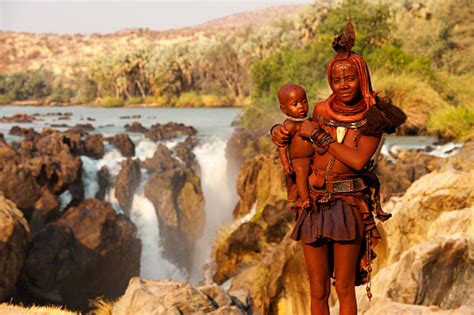 Himba Kobieta Z Dzieckiem W Pobliżu Wodospad Epupa Namibia Zdjęcia