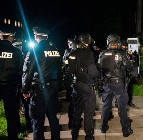 Explosion in einem großen gewerbegebäude. Hamburg Barmbek Nord: Mann schießt um sich - SEK stürmt ...