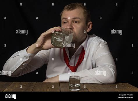 Mann Trinkt Alkohol Aus Der Flasche Fotos Und Bildmaterial In Hoher Auflösung Alamy