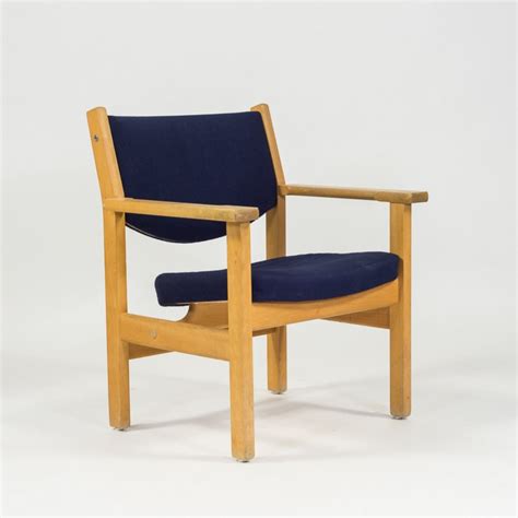 Chairs 800.4wenger (800.493.6437) • www.wengercorp.com student chair page 15 the original posture chair can be found just about everywhere. Lounge chair by Hans Wegner for Getama, 1970s | #120206