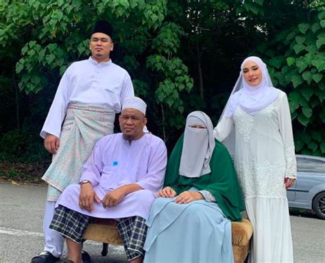 Zarina anjoulie ni sekejap bertudung sekejap tayang buah, macam nak main main pun ada dengan tudung, dulu bukanke dia. Zarina Anjoulie Cerai Lagi?
