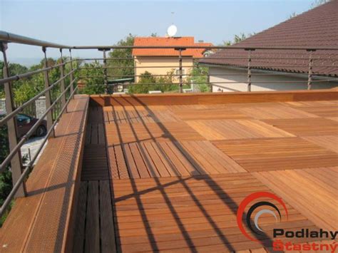 Materiál použitý na terasu na střeše musí být opravdu odolný, proto se nejčastěji používají klasické dlaždice. Terasa ze dřeva na střeše | InHaus.cz