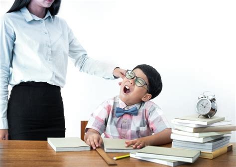 Cómo actuar legalmente contra un profesor maltratador Eres Mamá