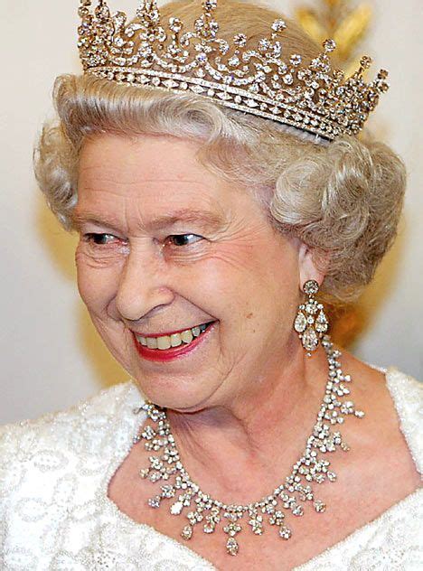 La Reina Isabel Ii Con La Tiara Llamada De La Abuela Por Pertenecer