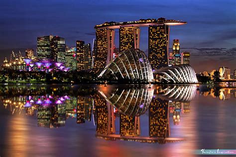 Mycket fina promenadvägar i en lung miljö bland växter från hela världen och enorma missa inte gardens by the bay. Marina Bay Sands, Singapore - 藍光時分 l The Blue Hour ...