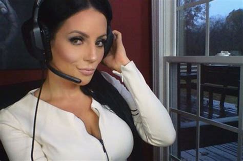 Hot Gamer Goes Viral After Flashing Her Boobs During Live Broadcast