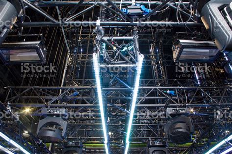 Black Aluminum Steel Trusses With Led Bars Lighting And Moving Heads