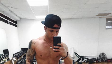 Reality Tv Star Sam Callahans Six Pack Is Bulging In Half Naked Gym