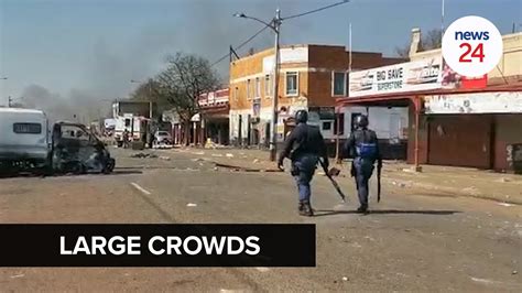 WATCH Rubber Bullets Fired Large Crowd Spotted In Jeppestown As