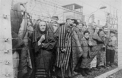 Holokaust był zaplanowanym , zbiurokratyzowanym i opłacanym przez państwo procesem prześladowania i zamordowania sześciu milionów żydów przez nazistowski reżim i. Today is Intl. Holocaust Remembrance Day. Here are ...