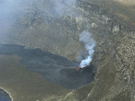 Unter den knapp 2 millionen einwohner brach zeitweise panik aus. Afrikanischer Vulkan Nyiragongo hat neuen Förderschlot ...