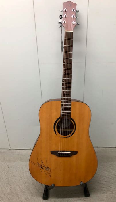 Charitybuzz Thomas Rhett Signed Acoustic Guitar Lot 1651710