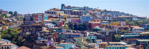 Chile is a long, narrow country along the southern half of the west coast of south america, between the andes and the pacific ocean. Visit Valparaiso on a trip to Chile | Audley Travel