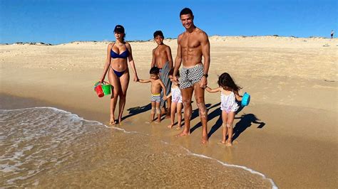 Even though cristiano ronaldo is a public figure that seemingly has nothing to hide, very little is known about his personal life, and especially his he has two sons and two daughters. Niedlich: Cristiano Ronaldo und Familie senden ...