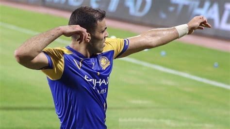 عبد الرزاق حمد الله يهدر فرصه خطيرة للنصر امام الهلال. حمد الله يرفع رصيده على رأس الهدافين والنصر ينتزع الصدارة