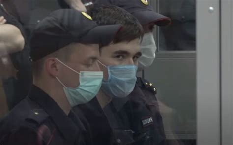 11 мая молодой человек устроил стрельбу в одной из гимназий казани. Появилось видео, как Ильназ Галявиев с ружьем прошел весь ...