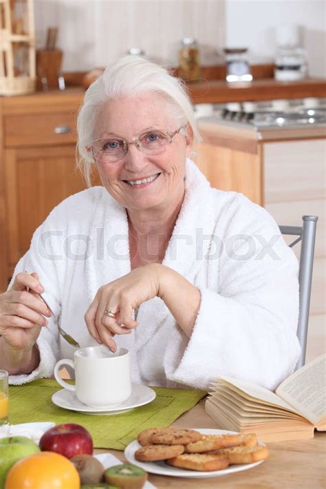 Oma In Der Küche Beim Frühstück Stock Bild Colourbox
