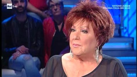 Baciami e non pensare a lei baciami, io so che tu mi vuoi tanto, io sarò sempre. Orietta Berti si racconta: "Ho il Covid da un mese, mio ...