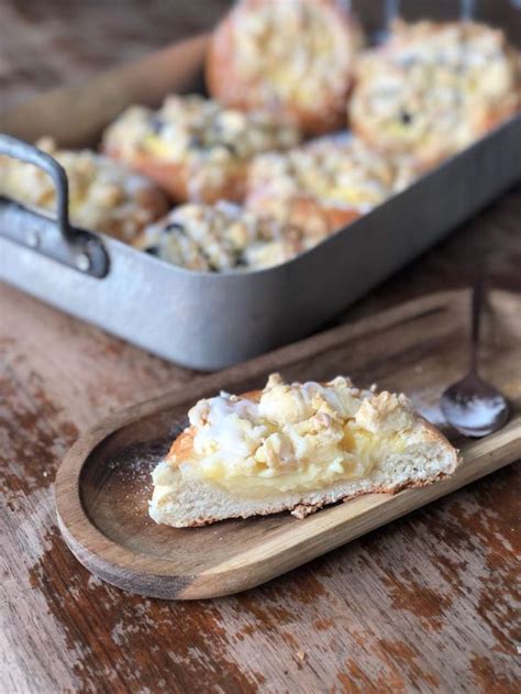 Anders, aber genauso saftig und köstlich wie sein schweizer vorbild. Hefe-Taler mit Pudding und Streuseln | Hefe kuchen, Lecker ...