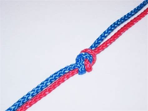 As you can see, one end of the blue yarn is pointing up and to the right and one is pointing down and to the left. How To Tie A Two Strand Overhand Bend Knot (Two Fold Knot ...