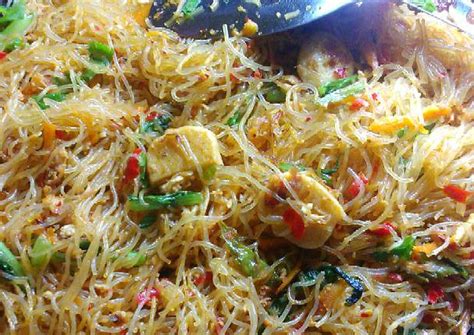 Anda bisa mendapatkan aneka sayuran, telur, daging ayam dalam sepiring mie goreng. Cara Masak Mie Tumis Telur