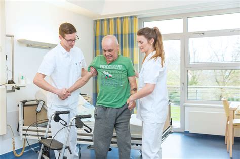 Für sturzgefährdete menschen können treppen alleine schon eine wahre herausforderung sein. Sturzprophylaxe